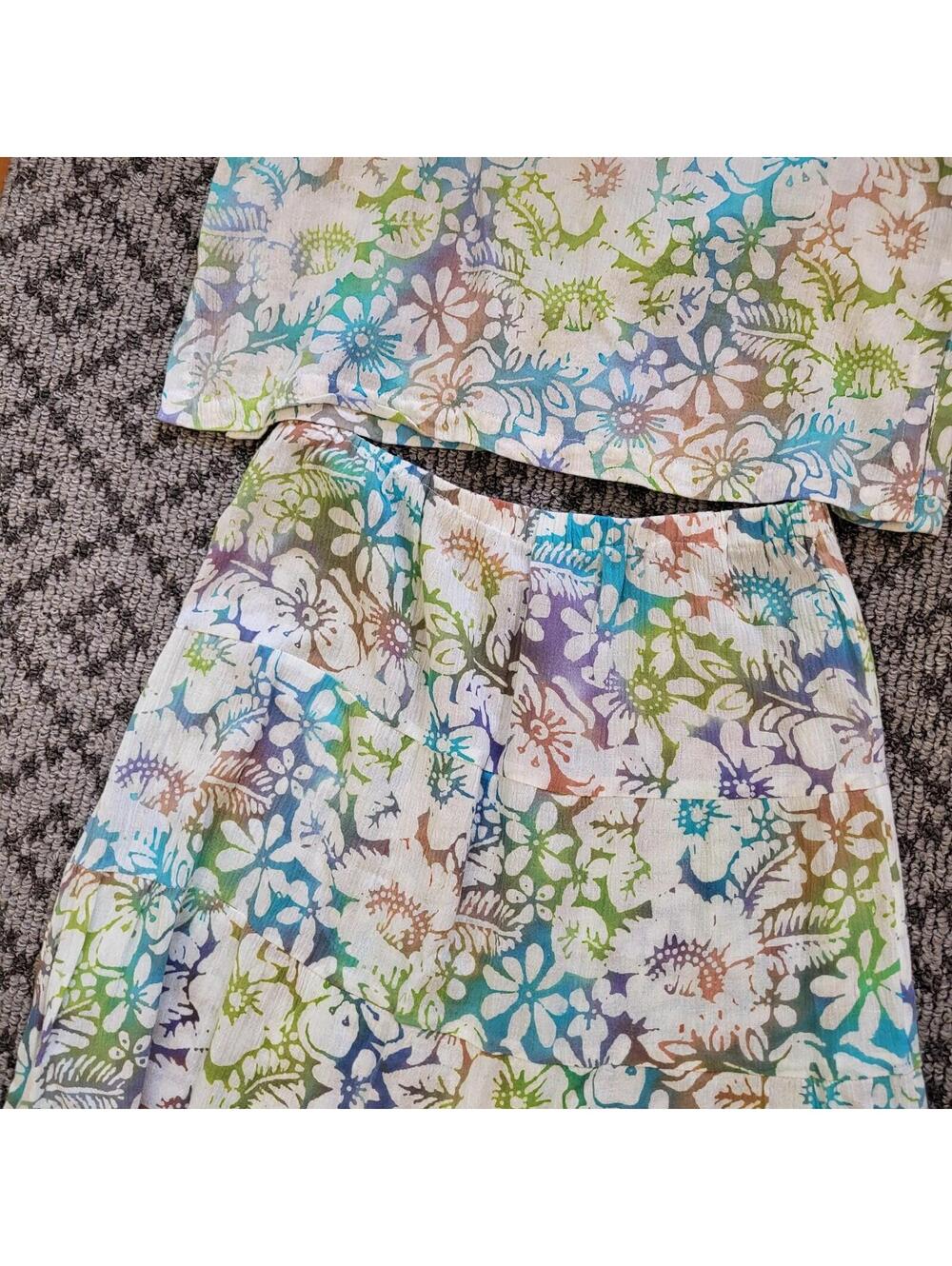 Blue Ginger v-neck top and tiered skirt set in a blue and white floral pattern - Picture 5 of 9